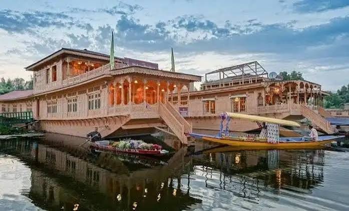 Luxury Kashmir Honeymoon Package – 5 Nights / 6 Days