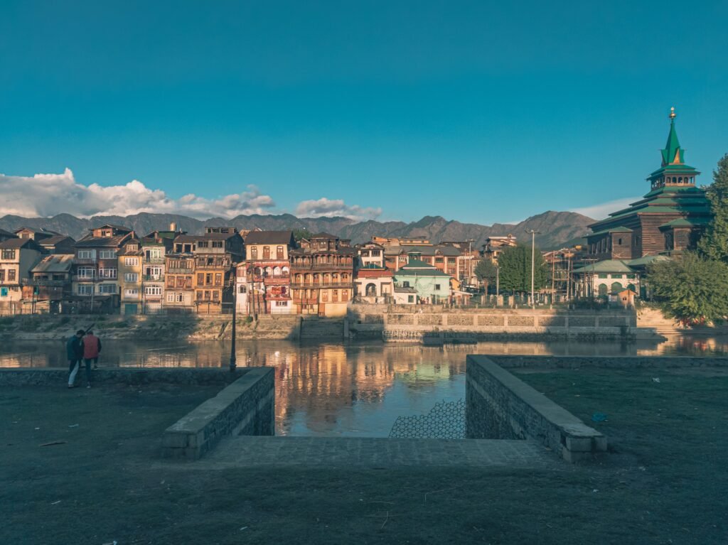 Luxury Kashmir Tour Package – 6 Nights / 7 Days